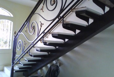 Escalera de hierro con decoración
