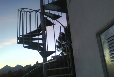 Montaje de escaleras de hierro