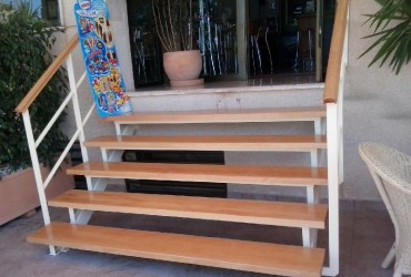 Escalera de hierro con madera