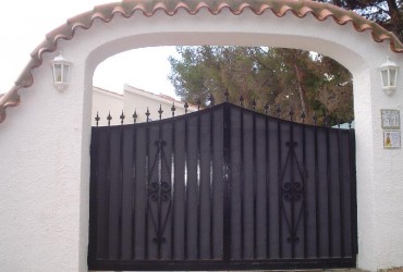 Puerta abatible de hierro