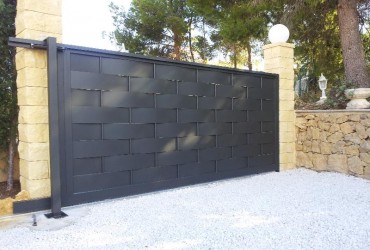 Puerta exterior con chapas entrelazadas