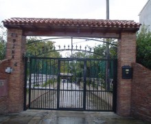 Puerta abatible con peatonal