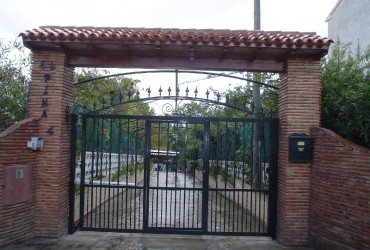 Puerta abatible con peatonal